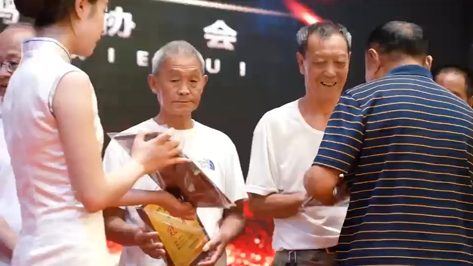 成都市信鸽协会2024年首届“冠军之夜”颁奖晚会回顾